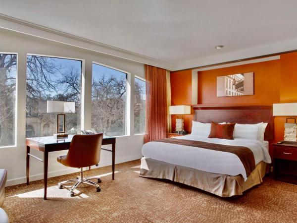The Emily Morgan Hotel - A DoubleTree by Hilton : photo 5 de la chambre chambre lit king-size de luxe avec bain dans le jardin