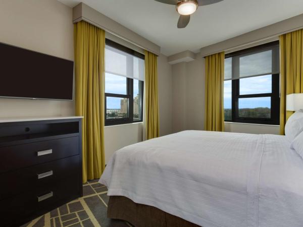 Homewood Suites Savannah Historic District/Riverfront : photo 4 de la chambre suite lit king-size avec balcon - vue sur rivière