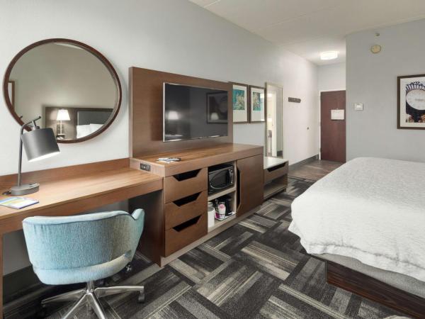 Hampton Inn Louisville Northeast : photo 1 de la chambre chambre lit king-size avec douche - non-fumeurs