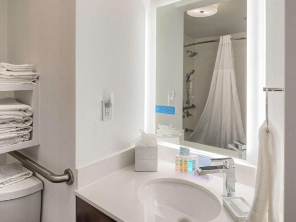 Hampton Inn Louisville Northeast : photo 3 de la chambre king room with accessible tub - mobility and hearing access/non-smoking