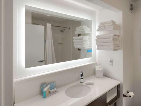 Hampton Inn Louisville Northeast : photo 4 de la chambre hébergement lit king-size avec canapé-lit - non-fumeurs