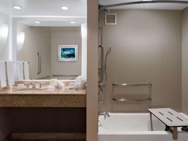Homewood Suites by Hilton Seattle Downtown : photo 8 de la chambre suite lit king-size avec canapé-lit et baignoire - accessible aux personnes à mobilité réduite/non-fumeurs