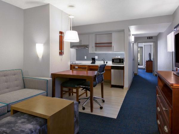 Homewood Suites by Hilton Seattle Downtown : photo 5 de la chambre suite lit king-size avec canapé-lit et baignoire - accessible aux personnes à mobilité réduite/non-fumeurs