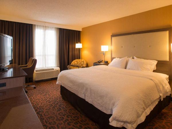 Hampton Inn Toronto-Mississauga West : photo 1 de la chambre chambre lit king-size - non-fumeurs