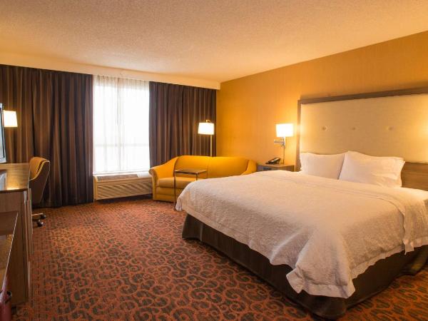 Hampton Inn Toronto-Mississauga West : photo 2 de la chambre chambre lit king-size deluxe - non-fumeurs 