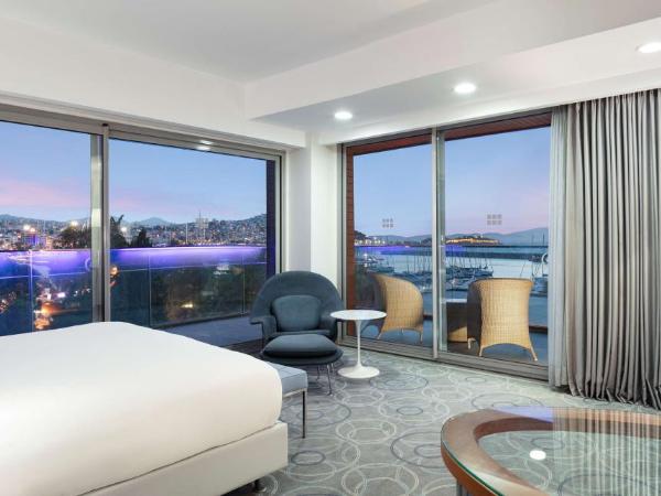 DoubleTree by Hilton Kusadasi : photo 2 de la chambre chambre lit king-size de luxe - vue sur port de plaisance