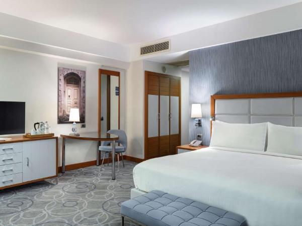 DoubleTree by Hilton Kusadasi : photo 1 de la chambre chambre lit king-size de luxe - vue sur port de plaisance