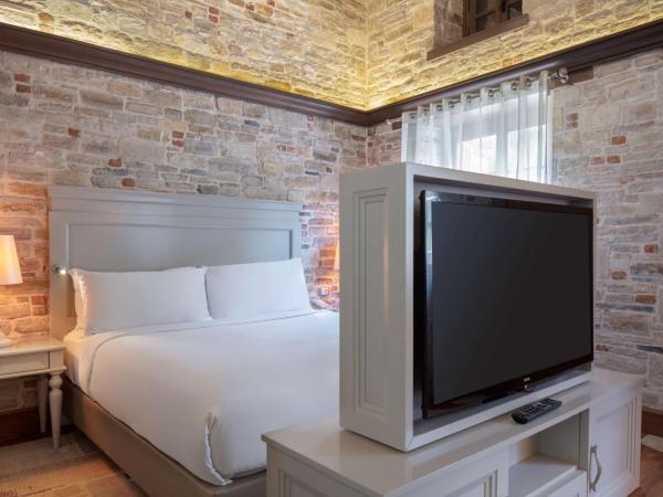 DoubleTree by Hilton Kusadasi : photo 6 de la chambre cottage lit king-size avec jardin privé