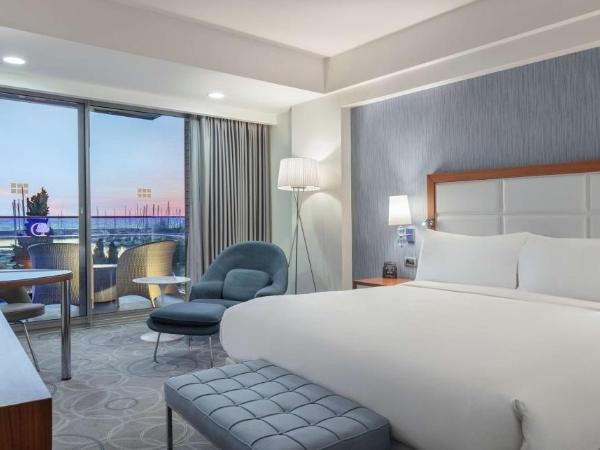 DoubleTree by Hilton Kusadasi : photo 4 de la chambre chambre lit king-size de luxe - vue sur port de plaisance