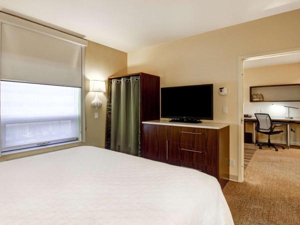 Home2 Suites by Hilton West Edmonton : photo 1 de la chambre suite lit king-size avec canapé-lit - non-fumeurs
