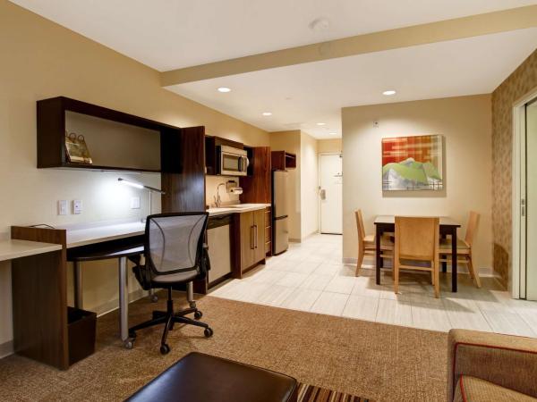 Home2 Suites by Hilton West Edmonton : photo 3 de la chambre suite lit king-size avec canapé-lit - non-fumeurs