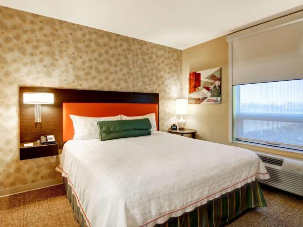 Home2 Suites by Hilton West Edmonton : photo 4 de la chambre suite lit king-size avec canapé-lit - non-fumeurs