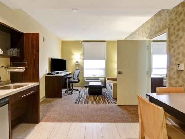 Home2 Suites by Hilton West Edmonton : photo 3 de la chambre queen suite - mobility and hearing access tub/non-smoking