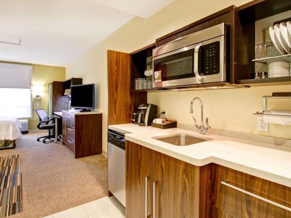 Home2 Suites by Hilton West Edmonton : photo 2 de la chambre studio lit queen-size - non-fumeurs