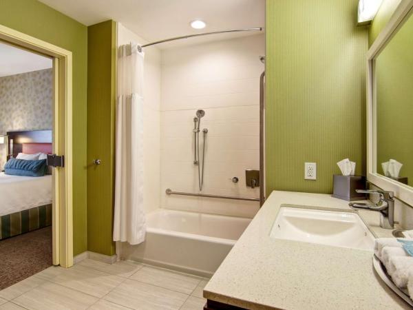 Home2 Suites by Hilton West Edmonton : photo 9 de la chambre queen suite - mobility and hearing access tub/non-smoking