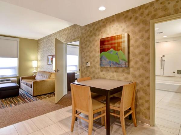 Home2 Suites by Hilton West Edmonton : photo 4 de la chambre queen suite - mobility and hearing access tub/non-smoking