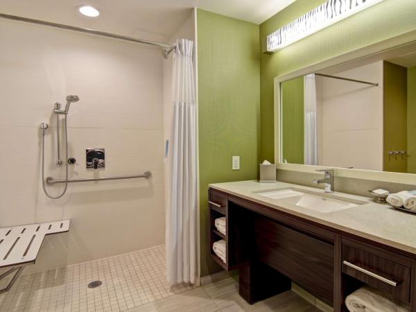 Home2 Suites by Hilton West Edmonton : photo 8 de la chambre queen suite - mobility and hearing access tub/non-smoking