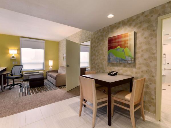 Home2 Suites by Hilton West Edmonton : photo 4 de la chambre queen suite with roll-in shower - mobility and hearing access/non-smoking