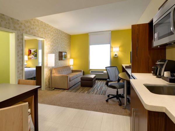 Home2 Suites by Hilton West Edmonton : photo 7 de la chambre suite lit king-size avec canapé-lit - non-fumeurs