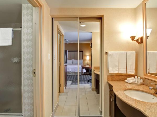Homewood Suites by Hilton Toronto Mississauga : photo 3 de la chambre suite studio avec lit king-size et cheminée - non-fumeurs