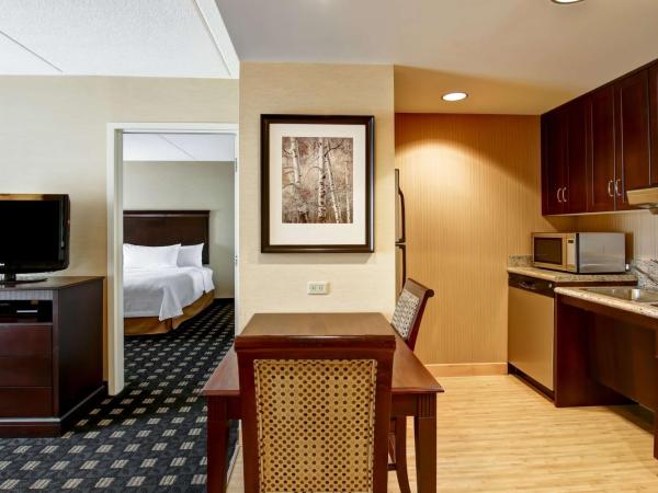 Homewood Suites by Hilton Toronto Airport Corporate Centre : photo 4 de la chambre suite lit king-size - accessible aux personnes à mobilité réduite