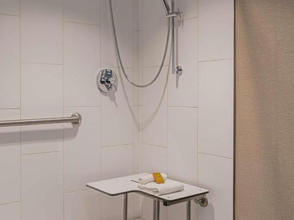 DoubleTree by Hilton Austin : photo 2 de la chambre chambre avec 2 lits doubles et douche accessible en fauteuil roulant - adaptée aux personnes à mobilité réduite et malentendantes