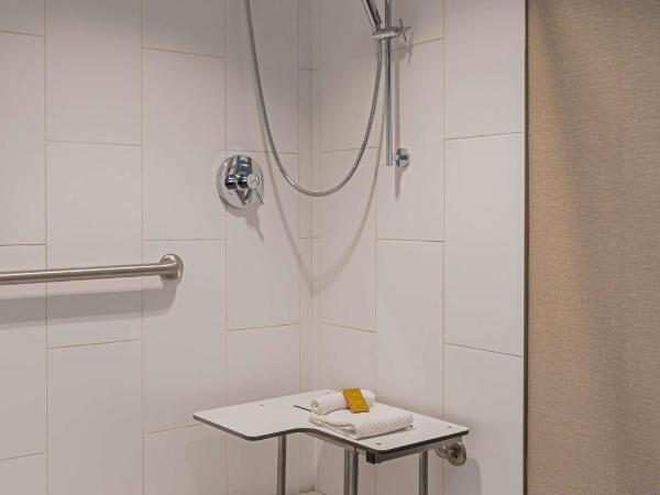 DoubleTree by Hilton Austin : photo 6 de la chambre chambre avec 2 lits doubles et douche accessible en fauteuil roulant - adaptée aux personnes à mobilité réduite et malentendantes