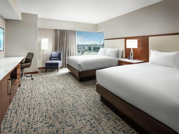 Hilton Boston Logan Airport : photo 1 de la chambre chambre lit queen-size d'angle avec 2 lits queen-size