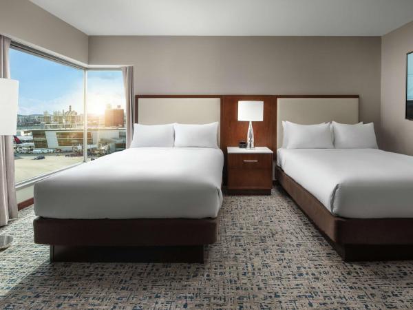 Hilton Boston Logan Airport : photo 2 de la chambre chambre lit queen-size d'angle avec 2 lits queen-size