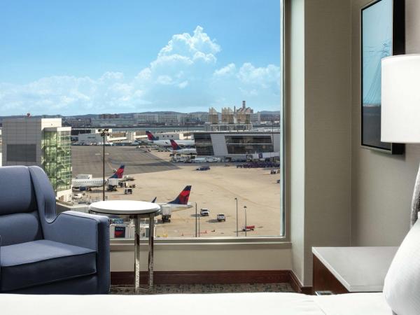 Hilton Boston Logan Airport : photo 3 de la chambre chambre lit king-size affaires - non-fumeurs - vue sur aéroport