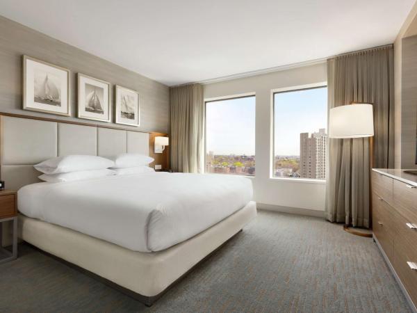 DoubleTree Suites by Hilton Hotel Boston - Cambridge : photo 4 de la chambre suite lit king-size avec salon