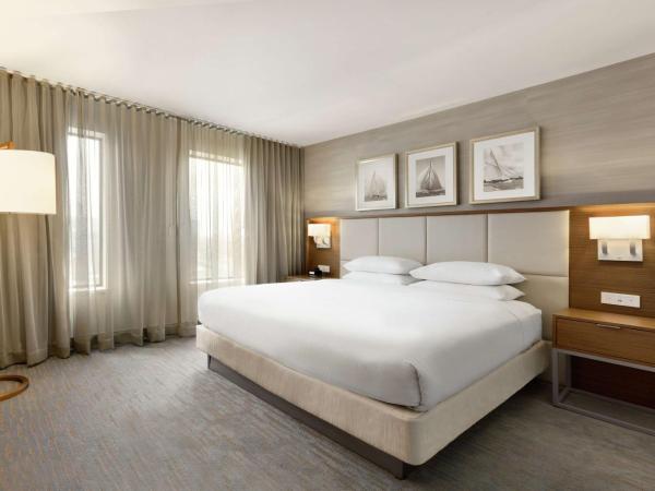 DoubleTree Suites by Hilton Hotel Boston - Cambridge : photo 1 de la chambre suite lit king-size non-fumeurs pour personnes à mobilité réduite