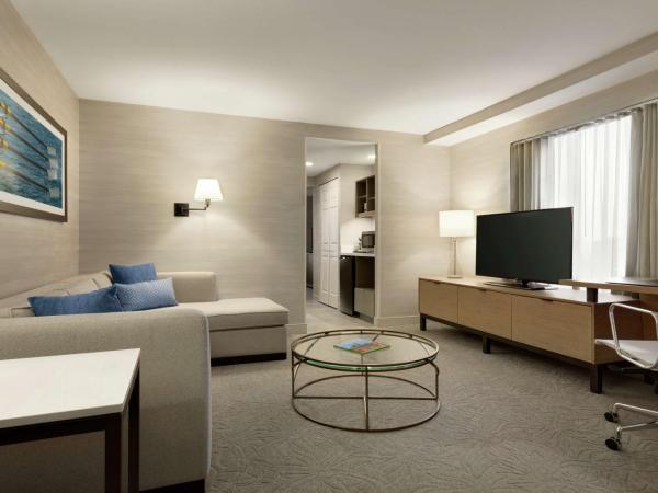 DoubleTree Suites by Hilton Hotel Boston - Cambridge : photo 3 de la chambre suite lit king-size en angle avec vue sur la rivière