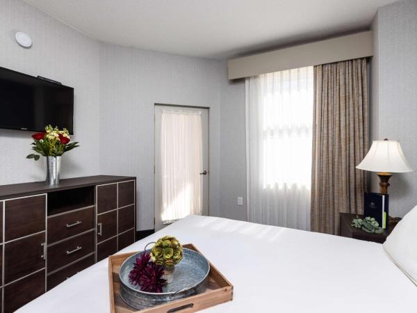 Inn at the Colonnade Baltimore - A DoubleTree by Hilton Hotel : photo 1 de la chambre suite 2 pièces avec lit king-size - non-fumeurs