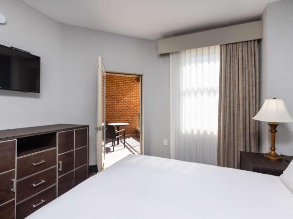 Inn at the Colonnade Baltimore - A DoubleTree by Hilton Hotel : photo 10 de la chambre suite lit king-size avec balcon - non-fumeurs