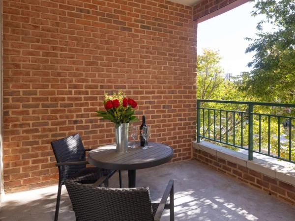 Inn at the Colonnade Baltimore - A DoubleTree by Hilton Hotel : photo 4 de la chambre suite lit king-size avec balcon - non-fumeurs