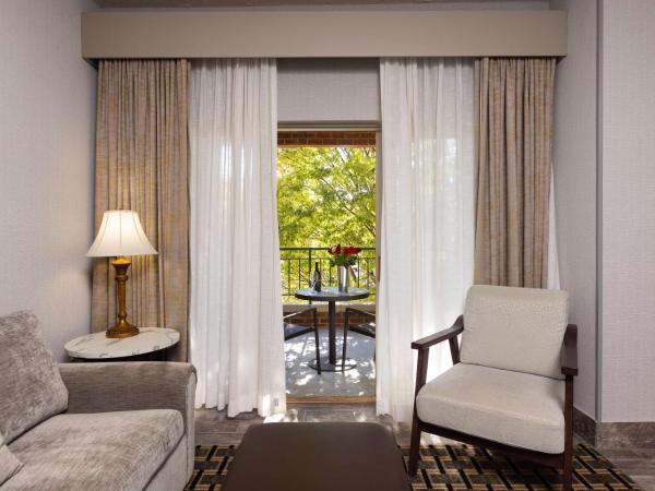 Inn at the Colonnade Baltimore - A DoubleTree by Hilton Hotel : photo 6 de la chambre suite lit king-size avec balcon - non-fumeurs