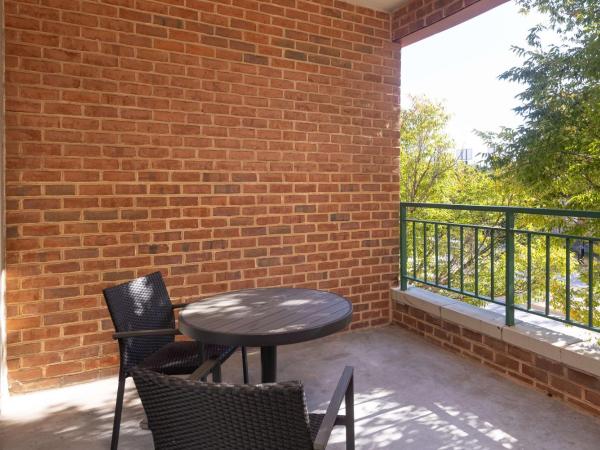 Inn at the Colonnade Baltimore - A DoubleTree by Hilton Hotel : photo 5 de la chambre suite lit king-size avec balcon - non-fumeurs