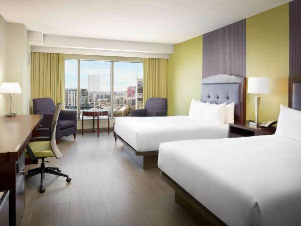 Hilton Charlotte Uptown : photo 1 de la chambre chambre premium avec 2 lits queen-size - vue sur ville