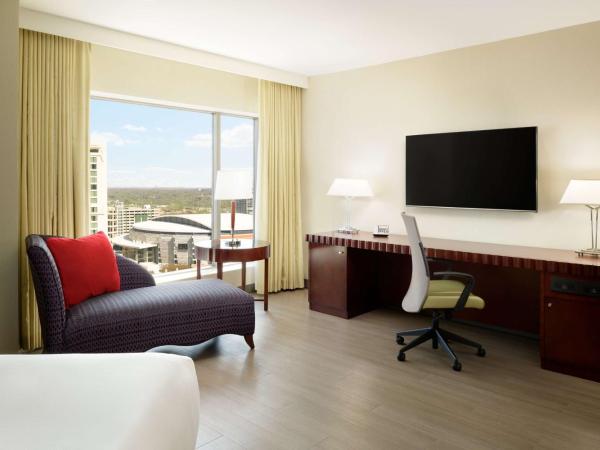 Hilton Charlotte Uptown : photo 4 de la chambre chambre d'angle lit king-size de luxe - vue sur ville