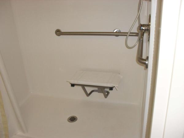 Hilton Garden Inn Charlotte Pineville : photo 8 de la chambre chambre lit king-size avec douche accessible en fauteuil roulant - adaptée aux personnes à mobilité réduite