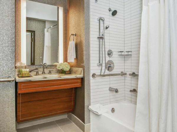 Hilton Dallas-Park Cities : photo 7 de la chambre chambre lit king-size avec baignoire accessible aux personnes à mobilité réduite