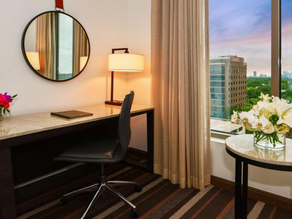 Hilton Dallas-Park Cities : photo 4 de la chambre chambre lit king-size