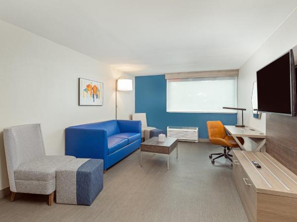 Holiday Inn Express Atlanta Airport - North, an IHG Hotel : photo 2 de la chambre suite 1 chambre lit king-size avec canapé-lit