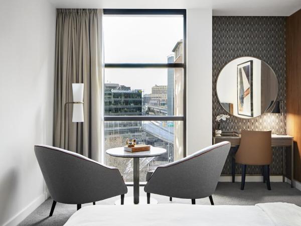 Crowne Plaza Sydney Darling Harbour, an IHG Hotel : photo 7 de la chambre chambre king standard avec vue sur ville