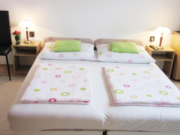 Zsuzsa Panzió : photo 9 de la chambre chambre triple