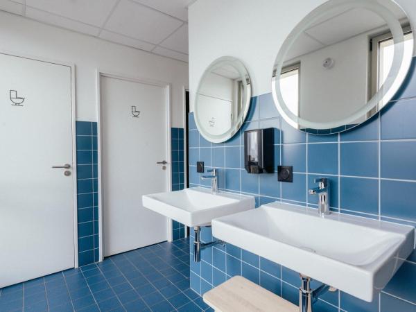 JOST Auberge de Jeunesse Bordeaux Gare Saint Jean : photo 2 de la chambre jost bed - lit dans dortoir mixte de 8 lits avec salle de bains commune