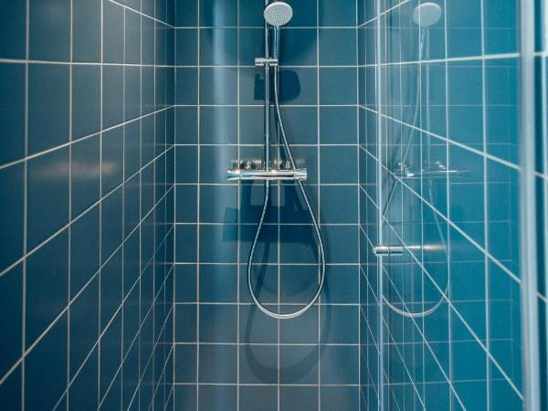 JOST Hostel Bordeaux Gare St Jean : photo 4 de la chambre jost bed - lit dans dortoir mixte de 8 lits avec salle de bains commune