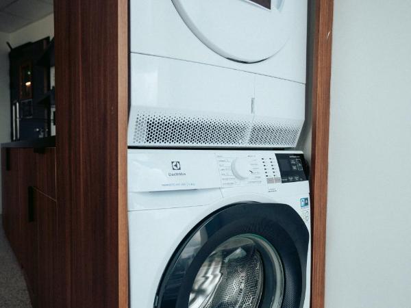 JOST Hostel Bordeaux Gare St Jean : photo 5 de la chambre jost bed - lit dans dortoir mixte de 8 lits avec salle de bains commune