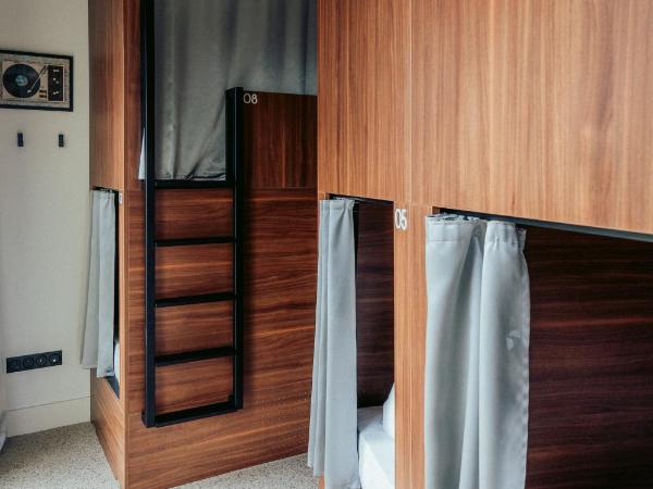 JOST Hostel Bordeaux Gare St Jean : photo 9 de la chambre jost bed - lit dans dortoir mixte de 8 lits avec salle de bains commune